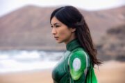 007: First Light anuncia Gemma Chan como Dra. Selina Tan, aliada do jovem James Bond