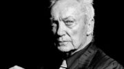 Udo Kier morre aos 81 anos e Hideo Kojima lamenta: “Ainda não consigo acreditar”