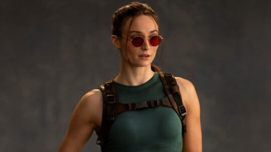 Sophie Turner surge pela primeira vez como Lara Croft em set da nova série de Tomb Raider